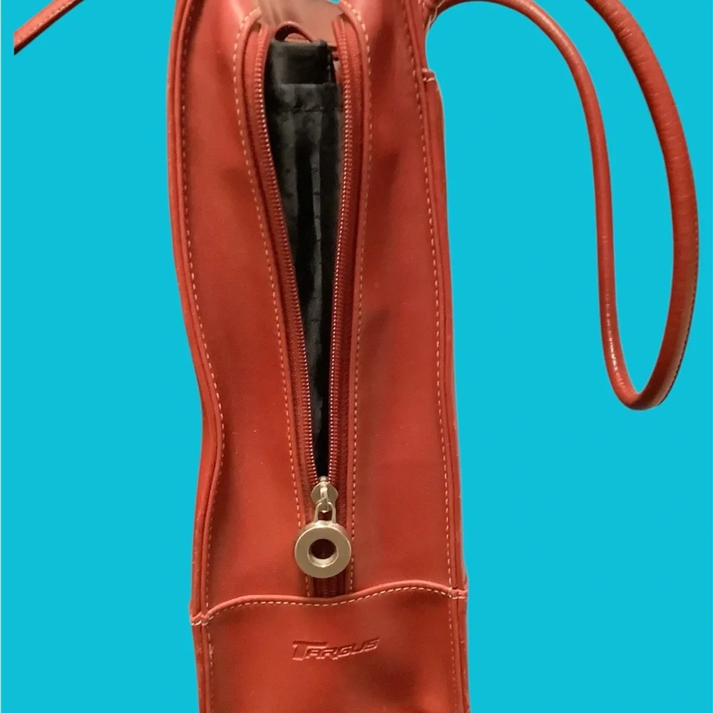 Targus introduces Jackie, a classic tote, attractive & loaded w/great features.
